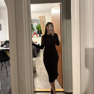 Klänning - Brun långklänning från hm med slits bak, aldrig använd 