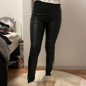 Svarta skinnbyxor - Svarta skinnjackor i storlek 34 från Nelly. 