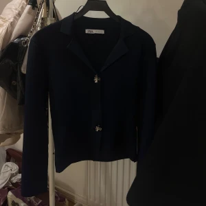 Kofta från zara - Testar lägga ut denna igen, säljer en jättefin kofta från Zara i storlek M. Den är aldrig använd och jag säljer då de inte passade mig och jag drog av prislappen