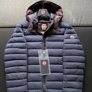 Mörkblå colmar jacka - Säljer nu denna helt nya jacka från Colmar👌Den är i storlek 50 vilket motsvarar ungefär M ✅Den passar dig mellan 175-185 galant 💫Nypriset på denna ligger på runt 6000kr men säljs för endast 2999kr 👍Hör av er vid minsta fundering 🤔