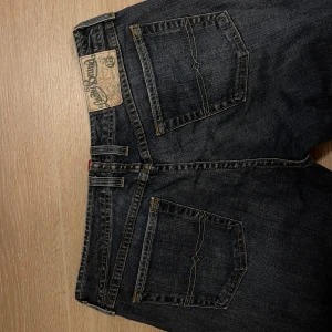 Bootcut lågmidjadejeans från Lucky Brand - Säljer eftersom att dem är förstora för mig. Skriv för fler frågor eller bilder! Midjemått rakt över: 39 cm Innerbenslängd: 76 cm