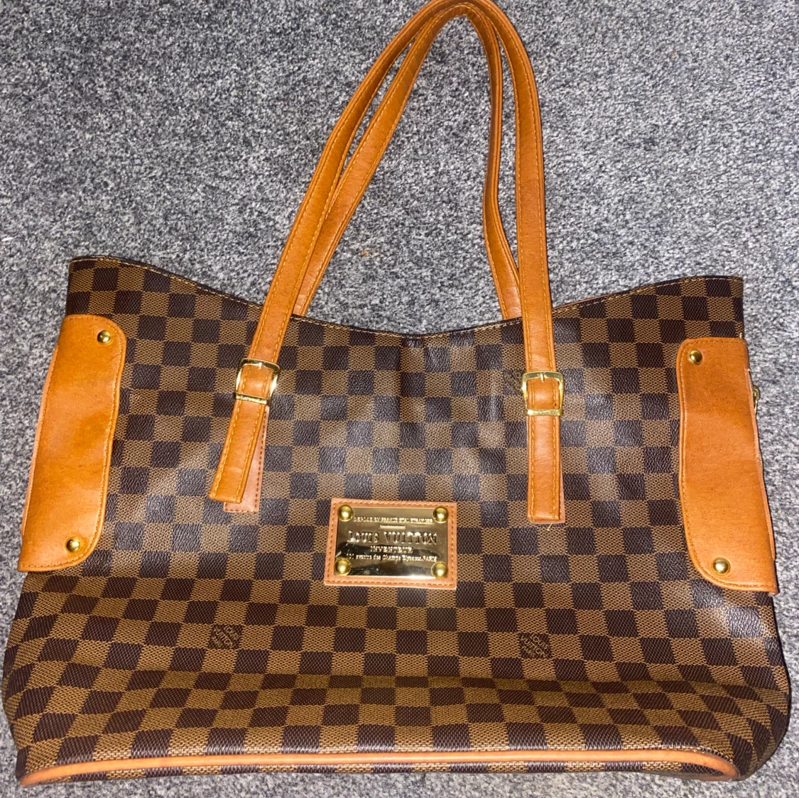 Brun och beige rutig axelväska