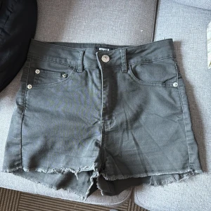 Grå shorts från Bik Bok - Snygga grå shorts från Bik Bok. De är högmidjade med fransiga kanter. Storlek S, använda men bra skick!🤗