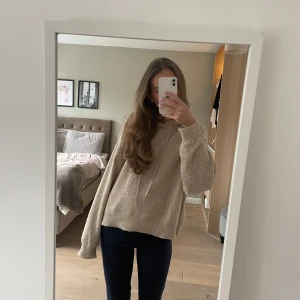 Beige stickad hoodie - Så så fin stickad hoodie från Lindex!! Lite nopprig annars fint skick💞 