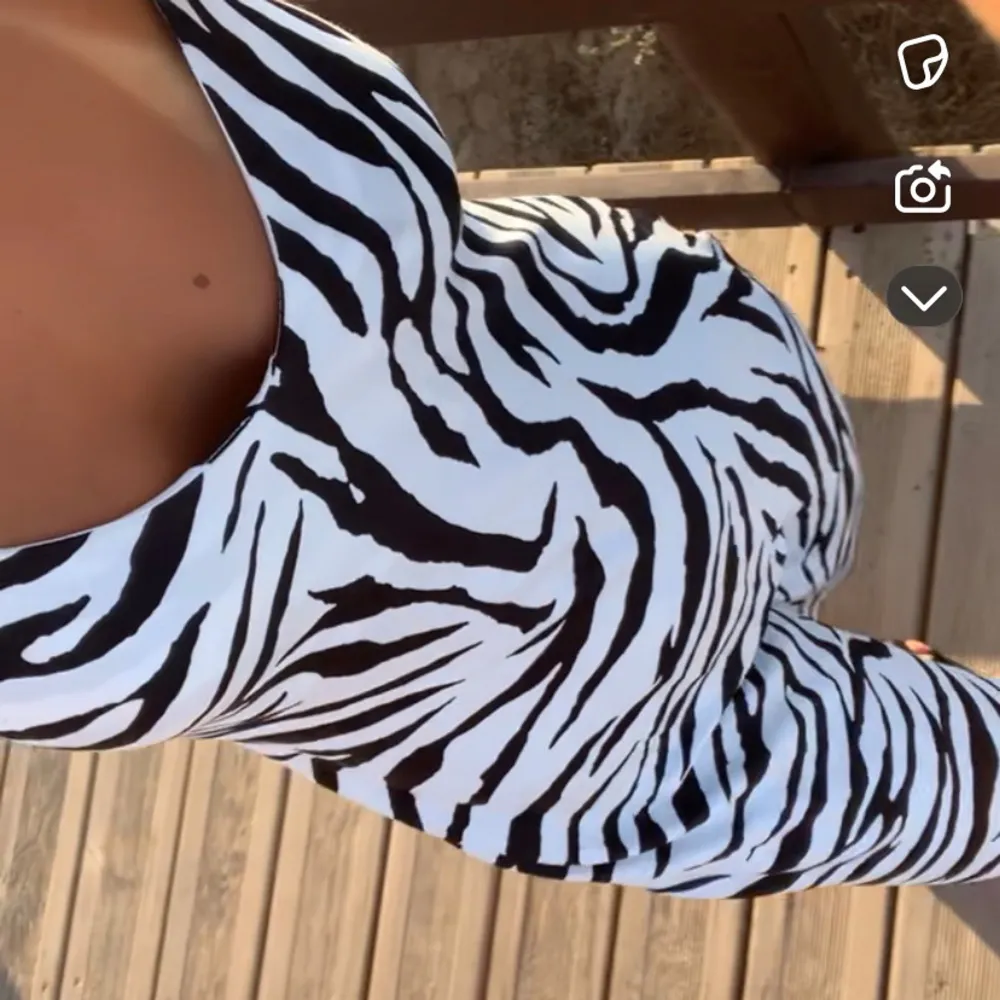 Snygg zebra klänning i storlek S, den är i mycket bra skick och köpt i spannien! . Mekot.
