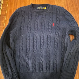 Ralph lauren tröja - En stickad tröja från Ralph lauren. Har använts 2 gånger 