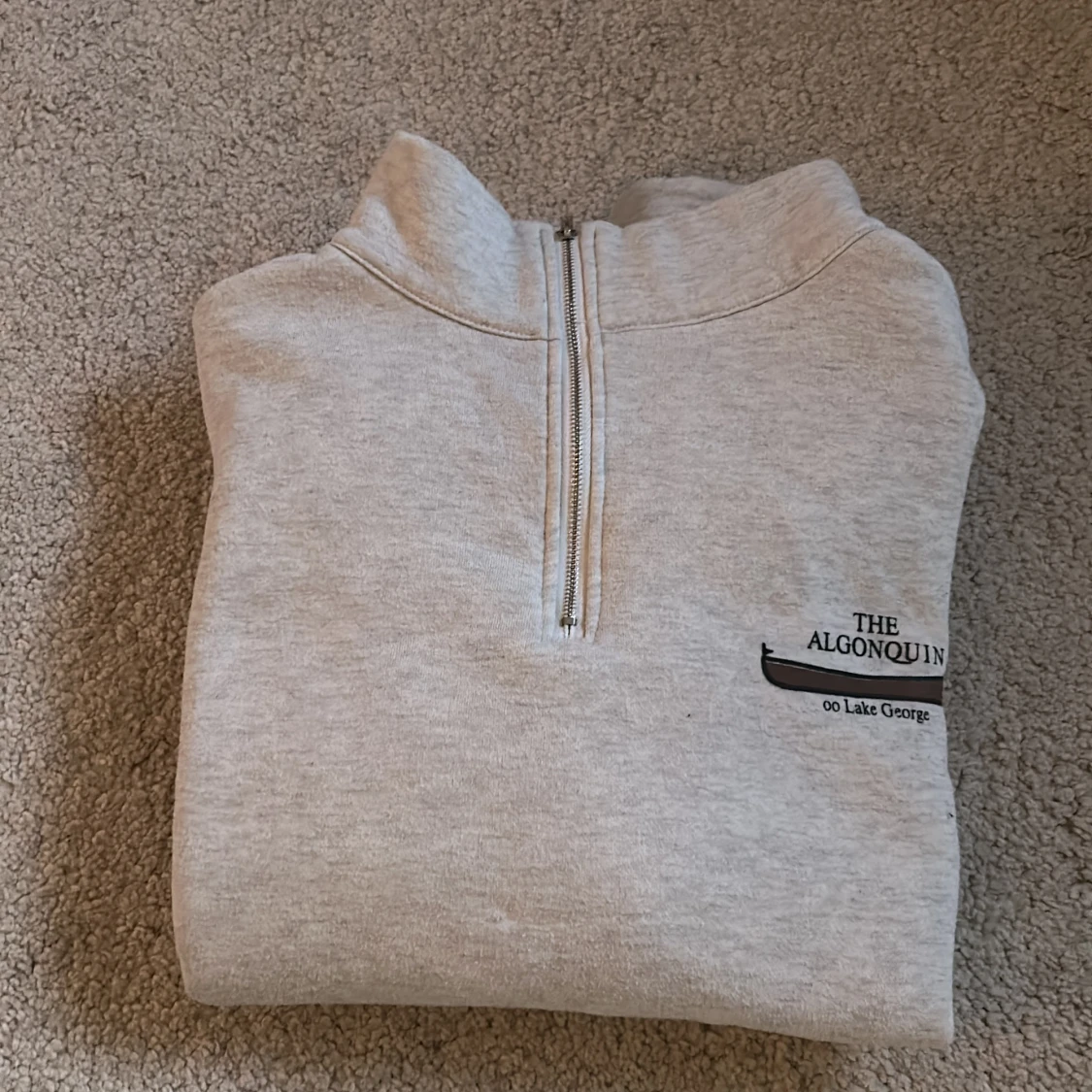 Beige tröja med dragkedja