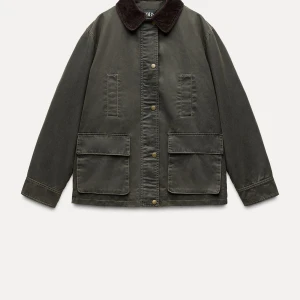 Söker  - Grön Manchester jacka, vaxad jacka Zara. Kan tänka mig betala orginalpriset för den!