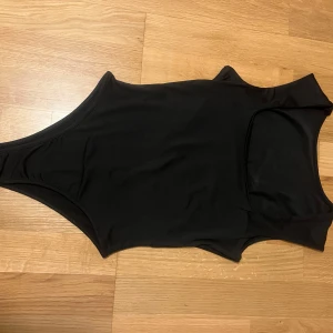 Svart body - Helt ny trendig body i skims material. Pris kan diskuteras vid snabb affär. Finns fler lågmidjade jeans, trendiga tröjor och väskor billigt i min profil!