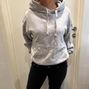 Ljusgrå hoodie! - bekväm och snygg grå hoodie! Inga defekter, skick 9/10. Lappen står ingen storlek på men skulle säga storlek S