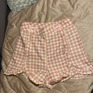 Rutiga rosa shorts  - Säljer ett par söta rutiga SHORTS i rosa. De är i storlek S🎀