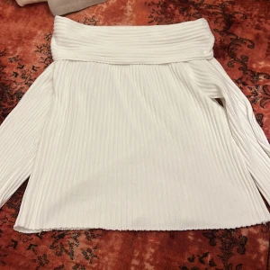 Vit ribbad offshoulder topp - Vit fräsch tröja från zara! Sällan använd. Står tyvärr ej storlek i men skulle gissa på xs! 