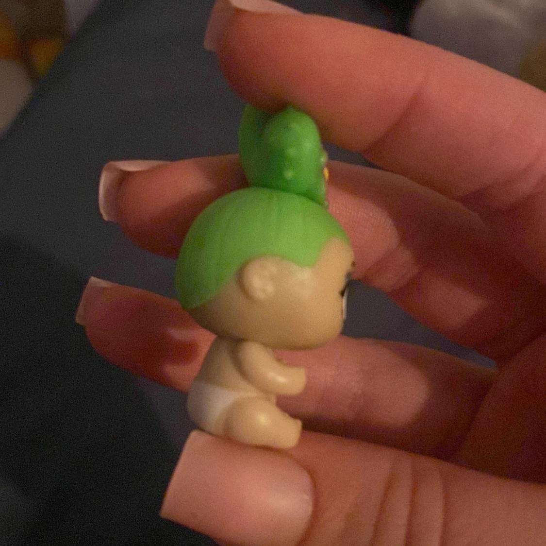 En liten docka med kaktus hår  - 91