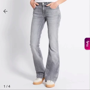 Grå bootcut jeans - Säljer även dessa low boot jeans från lager157 i grå färg, strl M som de svarta. Endast använda 1 gång, säljer då de inte kommer till användning!🤎Skriv privat vid intresse eller frågor!🤎
