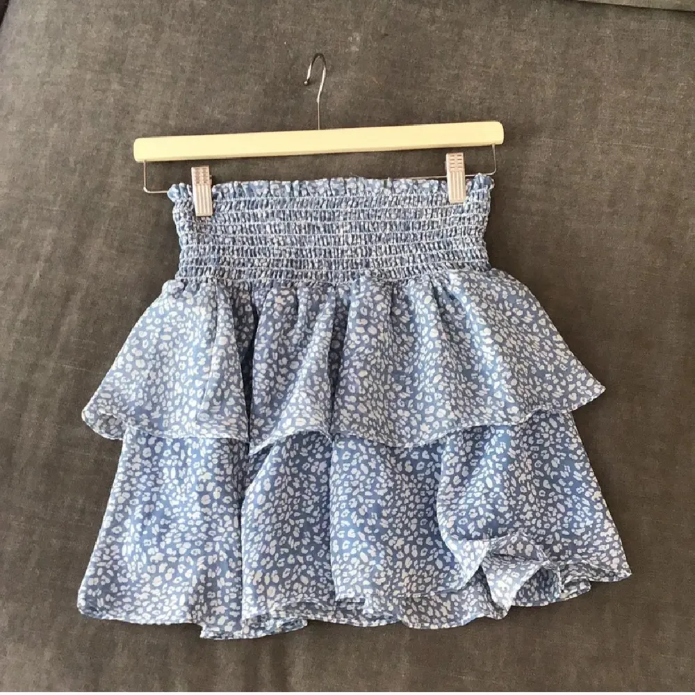 Söt blå kortkjol från Chelsea med volangdetaljer. Nästan aldrig använd storlek XS men är stretchig så skulle säga att den passar S också, original pris 400kr💞. Hameet.