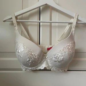 Push-up bh - Jättefin bh från Triumph. Använt ca 2 gånger. Nypris 400kr 💕
