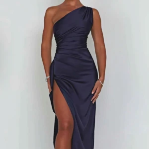 Mörkblå oneshoulder klänning - Elegant mörkblå oneshoulder klänning med en hög slits och smickrande passform. Perfekt för en kväll ute eller en speciell tillställning som balklänning❤️