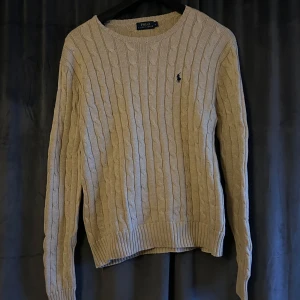 Ralph lauren knitted sweater beige - Fin tröja från Ralph lauren som är i mycket gott skick. Tröjan passar både killar och tjejer. Kontakta gärna vid frågor🙂