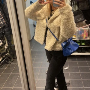 Teddy jacka - Säljer denna jacka som har som Teddy päls typ! Passar bra till våren