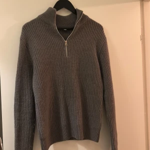 Stickad halfzip - Stickad halfzip tröja från Lager 157. Använd ett fåtal gånger