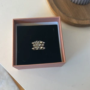 Silverring från Edblad - Elegant silverring från Edblad med en unik design av små triangulära former som bildar ett stjärnmönster. Perfekt för att ge en stilren touch till din outfit. Kommer i originalförpackning.