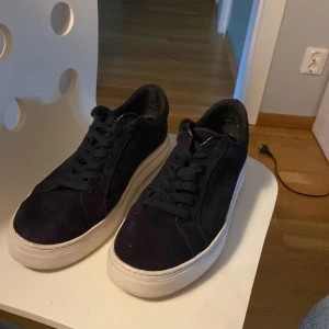 Svarta sneakers från Vagabond - Snygga svarta sneakers från Vagabond i mocka med vit sula. Perfekta för en stilren look. Skorna har klassisk snörning och en bekväm passform.