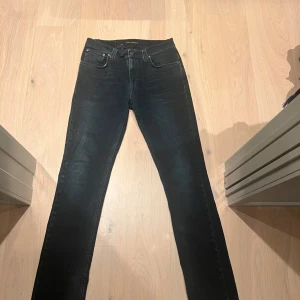 Nudie Jeans - Snygga mörkblå jeans från Nudie med en klassisk femficksdesign. Perfekta för en stilren look. W32 L32