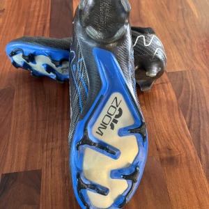 Nike Zoom fotbollsskor - Jag säljer ett par Nike vapor 15 elite skor väldigt bra kondition använt i en månad. Dobbarna är bra och inte slitna. De är i storlek 42