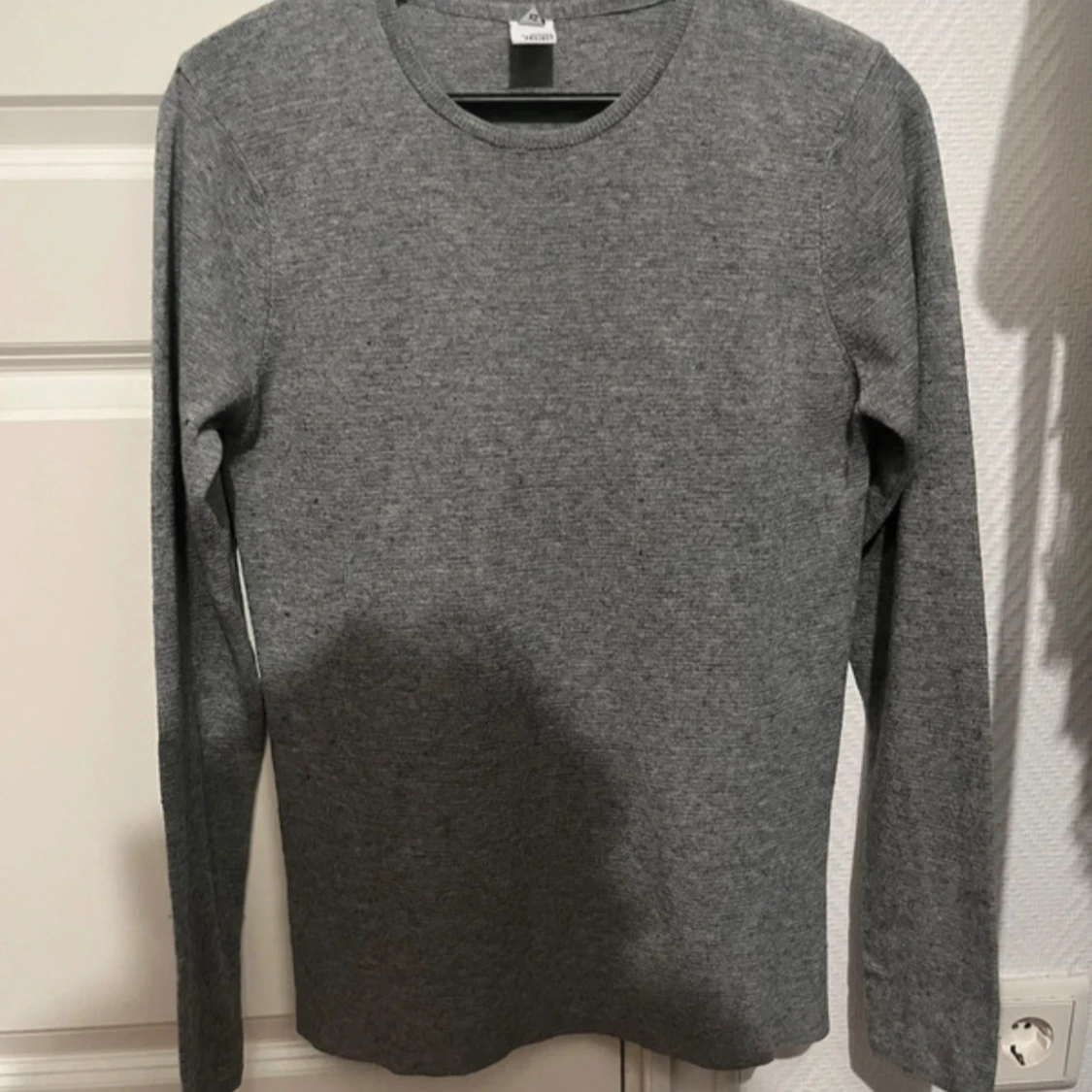 Grå långärmad tröja från Visual Clothing Project