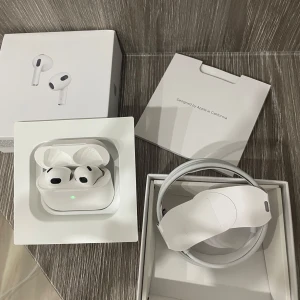 Hörlurar  - Säljer dessa hörlurar i använt skick men funkar fel fritt, vid minsta fundering kontakta oss✔️