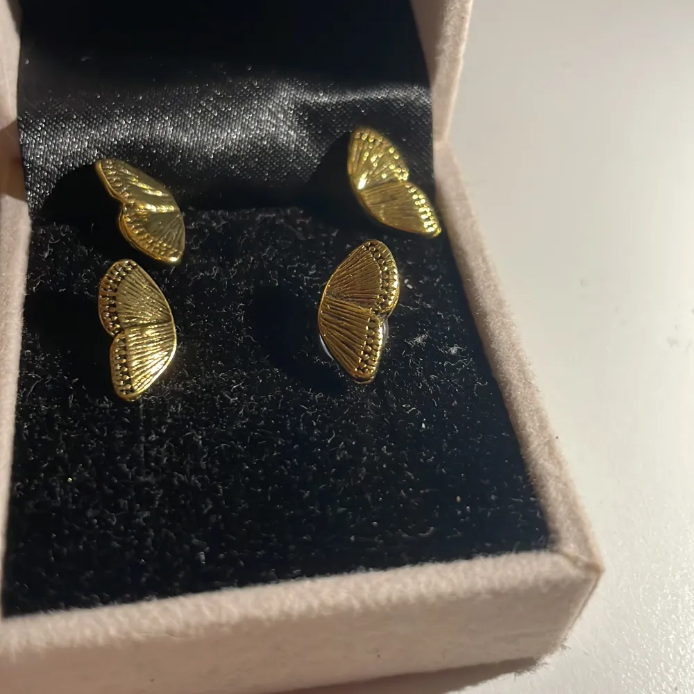 Jätte fina guld örhängen i fjärilsform. Aldrig använda. Inte äkta guld därför är dem billigare. Var lite svårt att ta bra bild på dem so skriv om ni vill ha fler❤️. Asusteet.