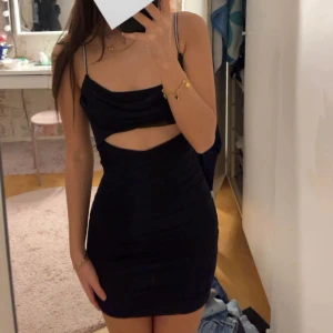 Svart klänning från Oh Polly - Snygg svart klänning från Oh Polly i ett tight och figurnära snitt med en liten urringning. Den har smala axelband och en dragkedja i ryggen för enkel påklädning. Aldrig använt, köpte för 700kr + tull. Perfekt för festliga tillfällen! ✨