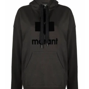 Hoodie från Isabel Marant - Snygg svart hoodie från Isabel Marant med en stor ficka framtill och justerbar huva. Den har ett stilrent tryck på bröstet och långa ärmar. Perfekt för en avslappnad stil.