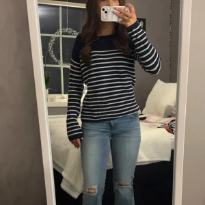 Randig stickad tröja i marinblått och vitt - Jätte fin stickad tröja! Skulle säga att tröjan är i storlek S💗Den är marinblå/vit. Liten fläck på baksidan av tröjan, men inget man tänker på! Skriv vid fler frågor