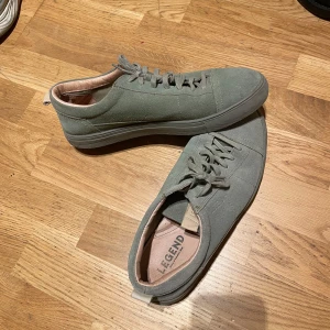 Gröna sneakers från Legend - Snygga gröna sneakers från Legend i mocka med snörning. Perfekta för en avslappnad stil. Skorna har en klassisk design med låg profil och bekväm passform.