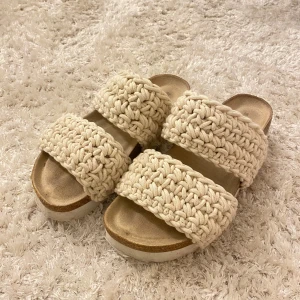 Beige sandaler med flätad design - Snygga beige sandaler från Duffy med en unik flätad design. Används ganska mycket men inget som märks!💕