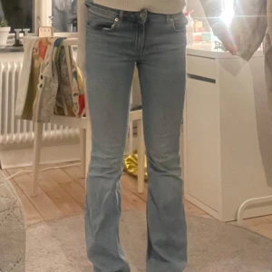 Blå jeans med bootcut - Snygga blå jeans med bootcut-stil från lager 157. Väldigt snygga jeans! Skriv för fler bilder🥰🥰