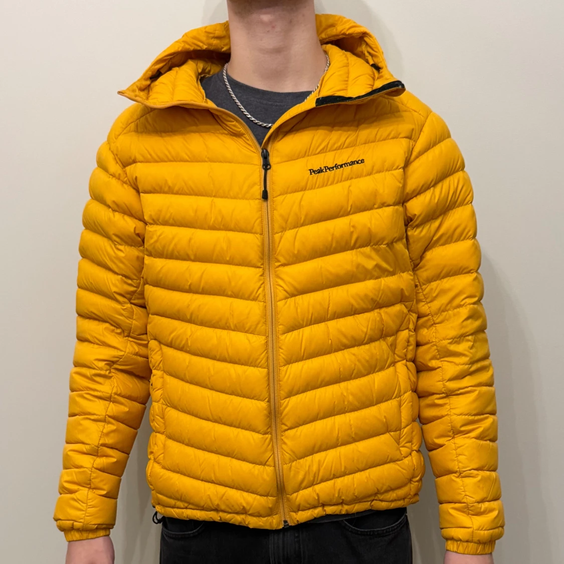 Gul dunjacka från Peak Performance