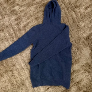 Mörkblå ull hoodie - Min ull hoodie som inte passar längre, har även krympt lite i tvätten.