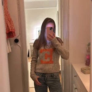 Grå stickad tröja från Envii - Säljer en jättesöt grå stickad tröja från Envii💐🫶🏼Tröjan har långa ärmar och en rund halsringning🍓🍓 den är köpt på karlaplan loppisen men jag har typ aldrig andvänt den🌷🧘🏼‍♀️🍒Perfekt för en avslappnad stil🍉💗 kontakta vid intresse ☀️☀️🌸