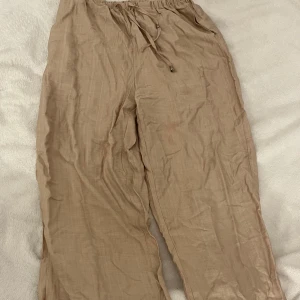 Linnesbyxor - Aldrig använda. Är i behov av att strykas! 