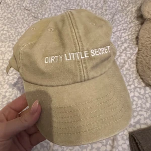 Benjamin Ingrosso merch  - Snygg beige keps från Benjamin Ingrossos Better days tour. Oanvänd med lapp kvar