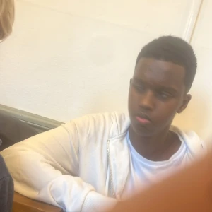 Vit hoodie - Snygg och bekväm vit hoodie med dragkedja. Perfekt för en avslappnad stil och kan enkelt matchas med olika outfits.