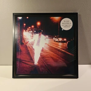 Håkan Hellström - Affisch, 31.5x31.5  - Håkan Hellström - För sent för Edelweiss albumaffisch, 31.5x31.5   Helt ny - Passar bra i IKEAs tavelram Lomviken!  Skickas i papprulle - Ramen ingår inte!