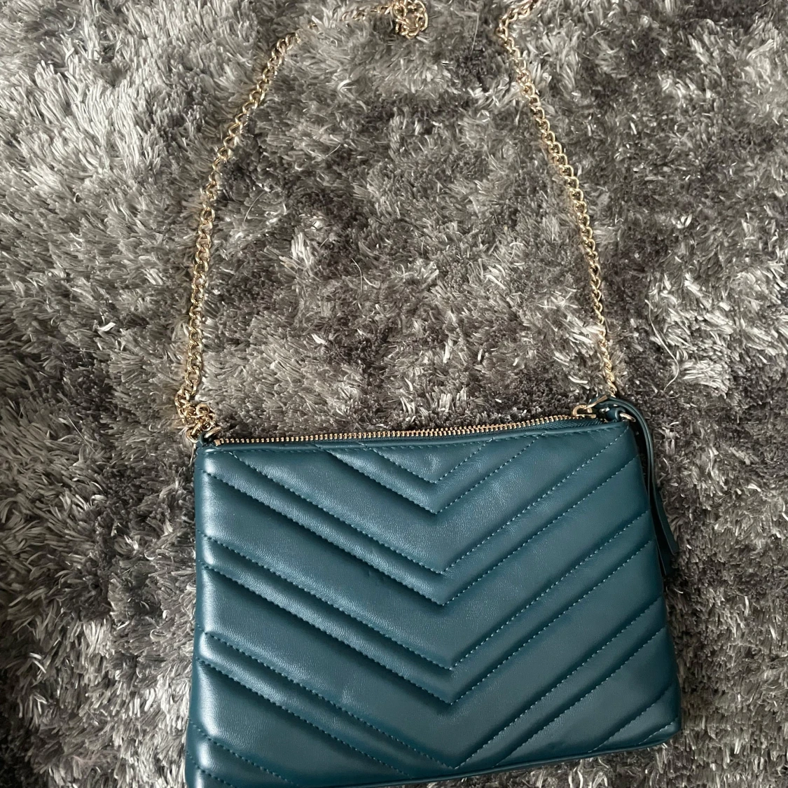 Blå quiltad axelväska med kedja
