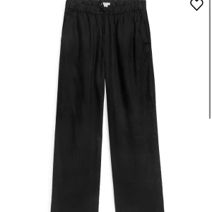 Svarta linnebyxor ARKET - Svarta byxor i 100% linne från ARKET. Lappen borttagen när jag provade men aldrig använda så helt i nyskick. Superfina, men säljer då jag köpt fel storlek. Nypris 690kr! 