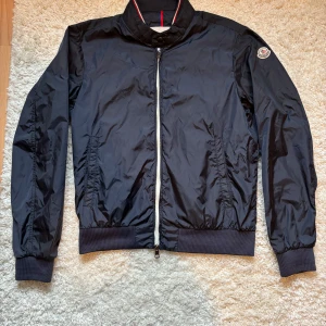 Moncler jacka  - Säljer denna blåa moncler jackan. Den är i nyskick och i storlek 3. 