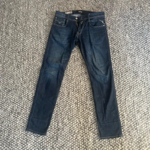 Replay Jeans - Fräscha slim fit replay jeans. Priset går att diskutera. Skick 9/10. Hör av dig vid minsta fundering🤗