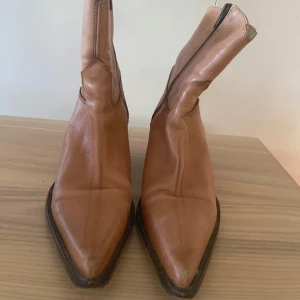 Ljusbruna låga cowboyboots 37 - Låga ljusbruna cowboy-boots köpta på vinted. Något slitna se bilder!