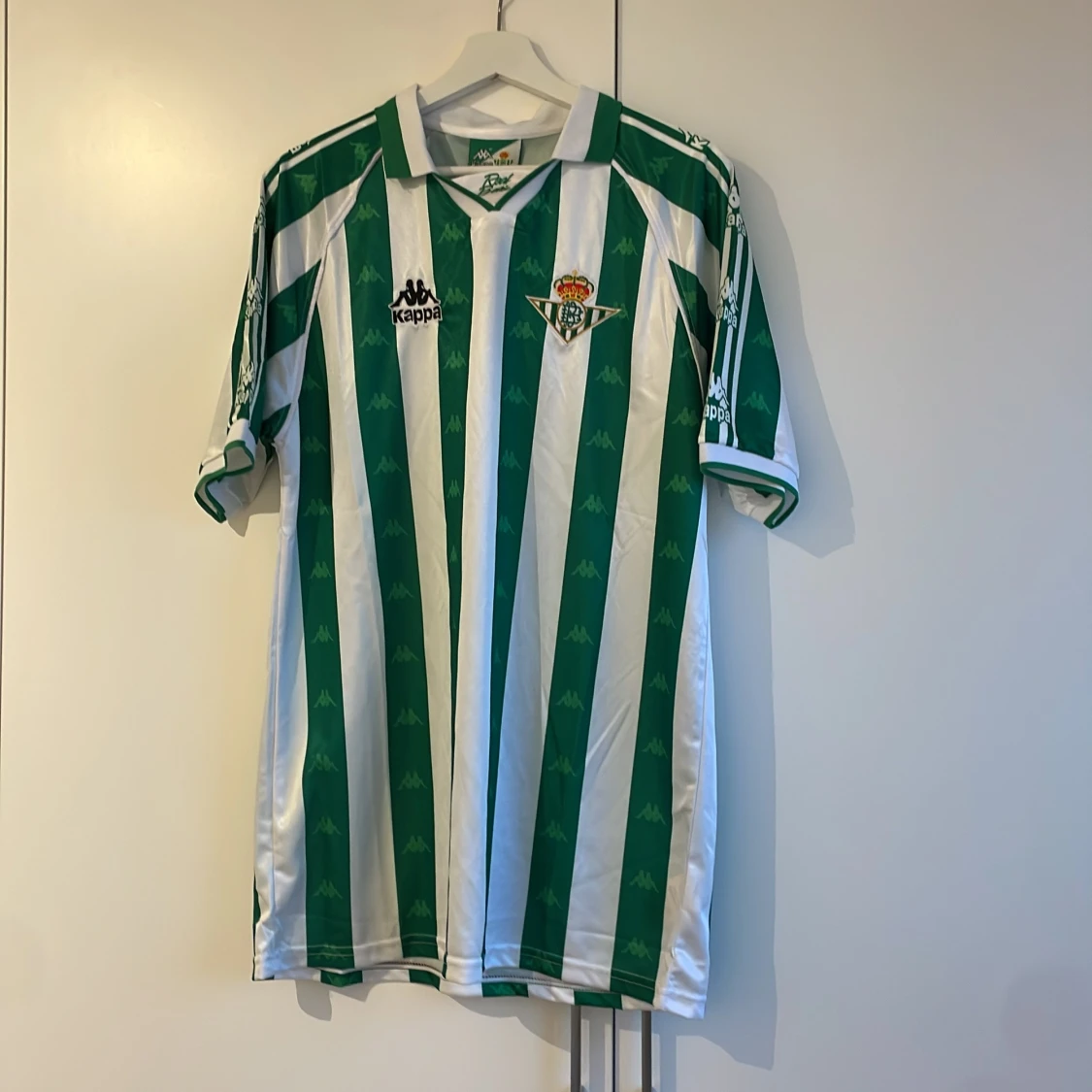 Grön och vit randig fotbollströja från Kappa